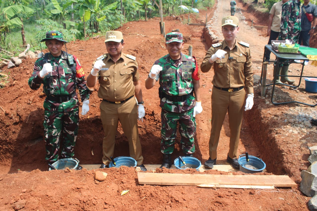 Kegiatan TNI Manunggal Membangun Desa (TMMD) ke-124 secara resmi dibuka di Kabupaten Sumedang. Upacara pembukaan berlangsung khidmat di Desa Pamulihan, Kecamatan Situraja, dengan pembacaan amanat Bupati Sumedang H. Dony Ahmad Munir oleh Wakil Bupati Fajar Aldila, S.H., M.Kn.