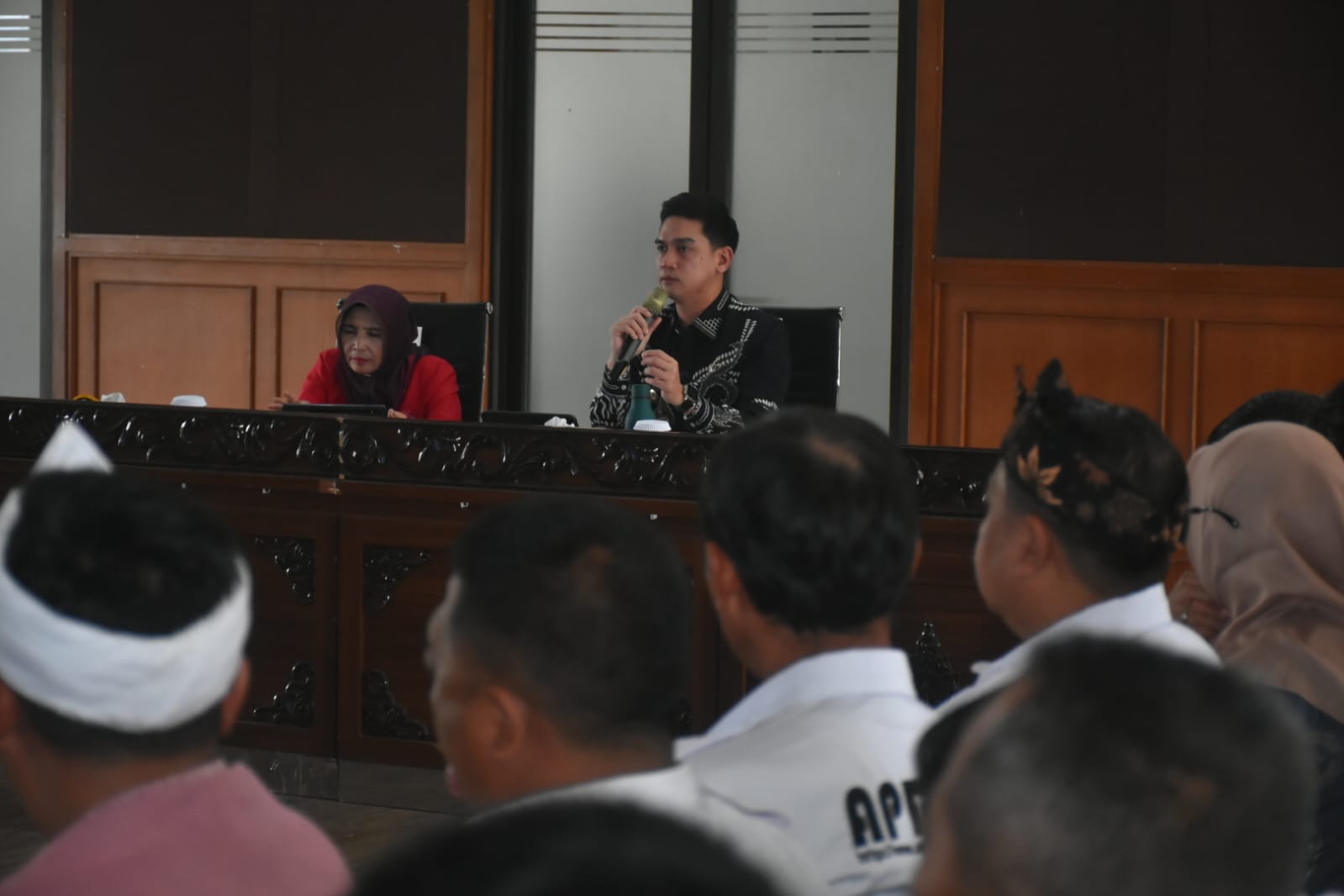 Kabupaten Sumedang kembali menegaskan posisinya sebagai daerah inovatif dan responsif dalam menjawab tantangan pembangunan sosial dan pendidikan. Hal ini terungkap dalam Rapat Koordinasi Penyelenggaraan Pemerintahan yang digelar di Aula Tampomas, Kamis (8/5), yang dihadiri oleh Wakil Bupati M. Fajar Aldila, Sekretaris Daerah Tuti Ruswati, para kepala SKPD, camat, serta perwakilan Apdesi Sumedang.