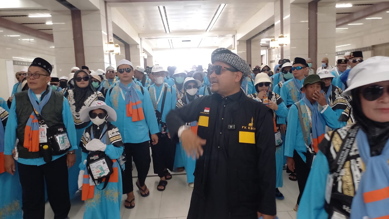 Rombongan jemaah haji asal Sumedang dari Kloter 4 hingga Kloter 8 menggelar kegiatan ziarah ke sejumlah situs bersejarah Islam di Kota Mekah. Kegiatan ini berlangsung khidmat dan sarat makna spiritual, menjadi bagian dari rangkaian ibadah haji yang memperkaya pemahaman keislaman para jemaah.