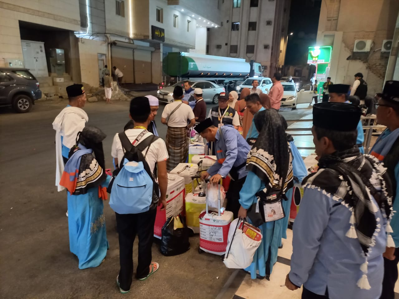 Kepala Kantor Kementerian Agama Kabupaten Sumedang, H. Hamzah Rukmana, memastikan bahwa penempatan jemaah haji asal Sumedang masih dalam kategori aman dan terkendali, meskipun ada perbedaan lokasi hotel akibat kebijakan dari pihak penyedia layanan (Syarikah).