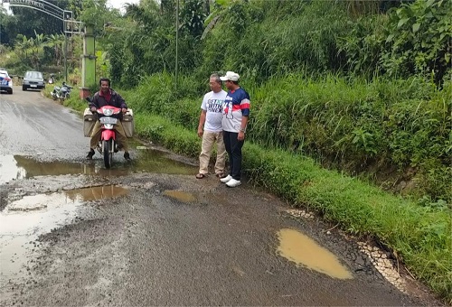 Usai mengikuti kegiatan jalan sehat bersama komunitas Sumedang Walkers, Bupati Sumedang Dony Ahmad Munir berhenti sejenak di perbatasan Desa Cijambu dan Kadakajaya, Kecamatan Tanjungsari, untuk meninjau langsung kondisi jalan yang tergenang air.