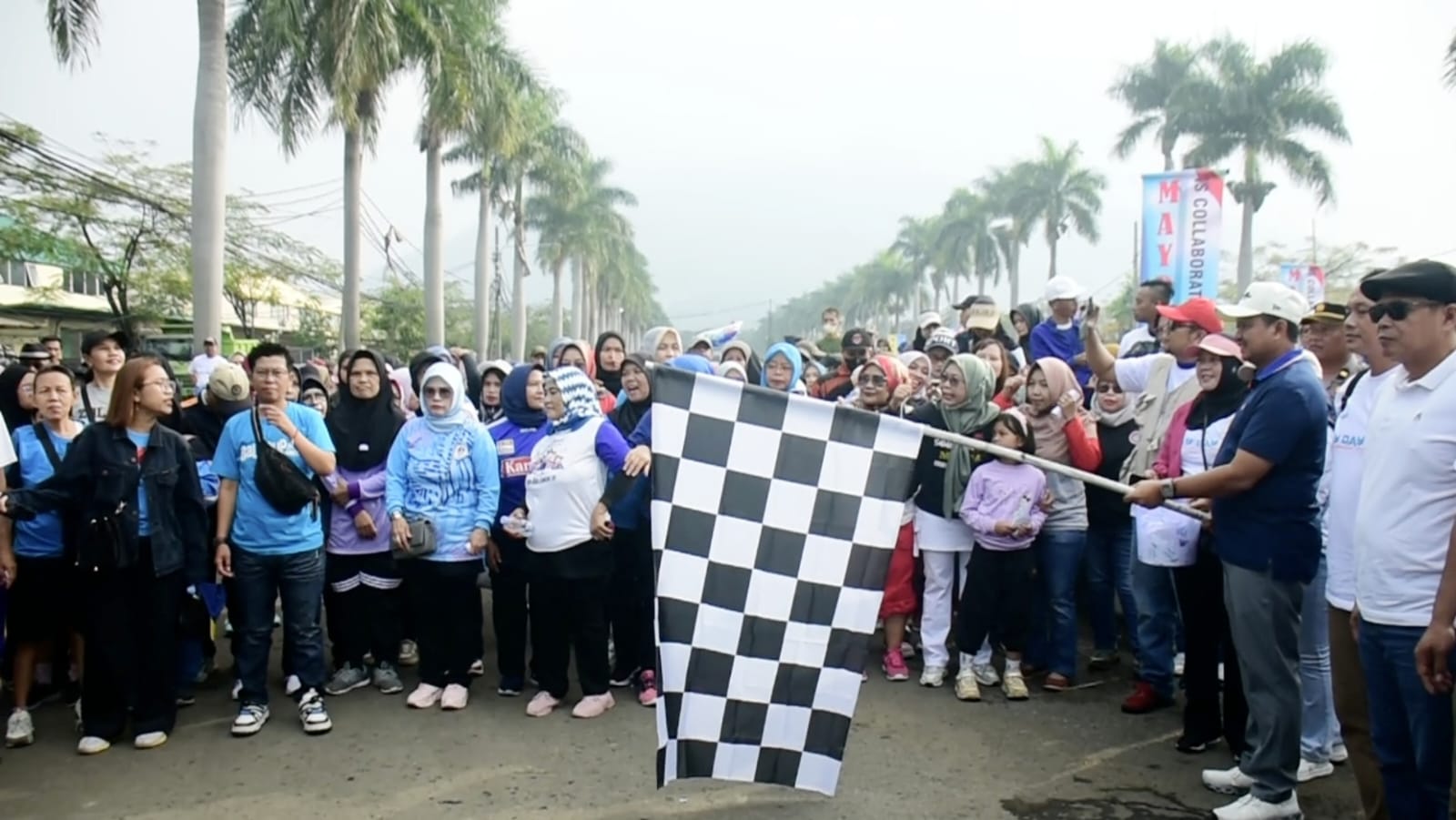 Puncak peringatan Hari Buruh Internasional (May Day) tahun 2025 berlangsung meriah di Kawasan Industri Dwipapuri Abadi, Kecamatan Cimanggung, Kabupaten Sumedang, pada Minggu (25/5/2025).