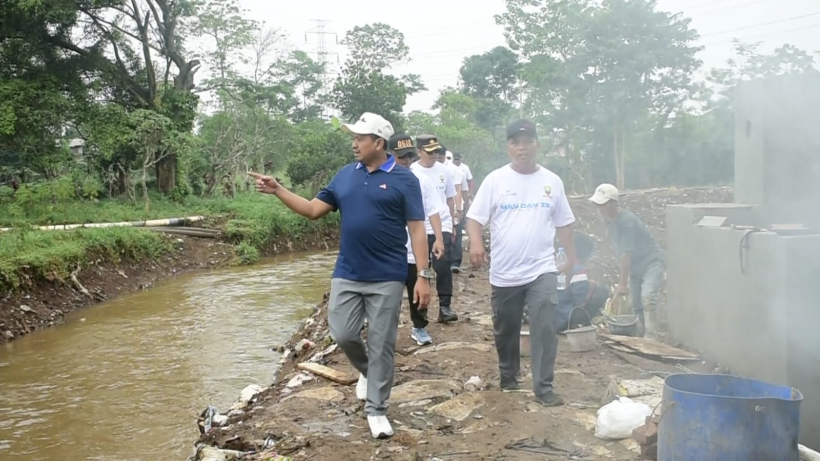 Bupati Sumedang H. Dony Ahmad Munir menyempatkan diri meninjau kondisi Sungai Cimande, Minggu (25/5/2025). Sungai tersebut belum lama ini menjadi fokus pengerukan sebagai upaya pengendalian banjir di wilayah setempat.
