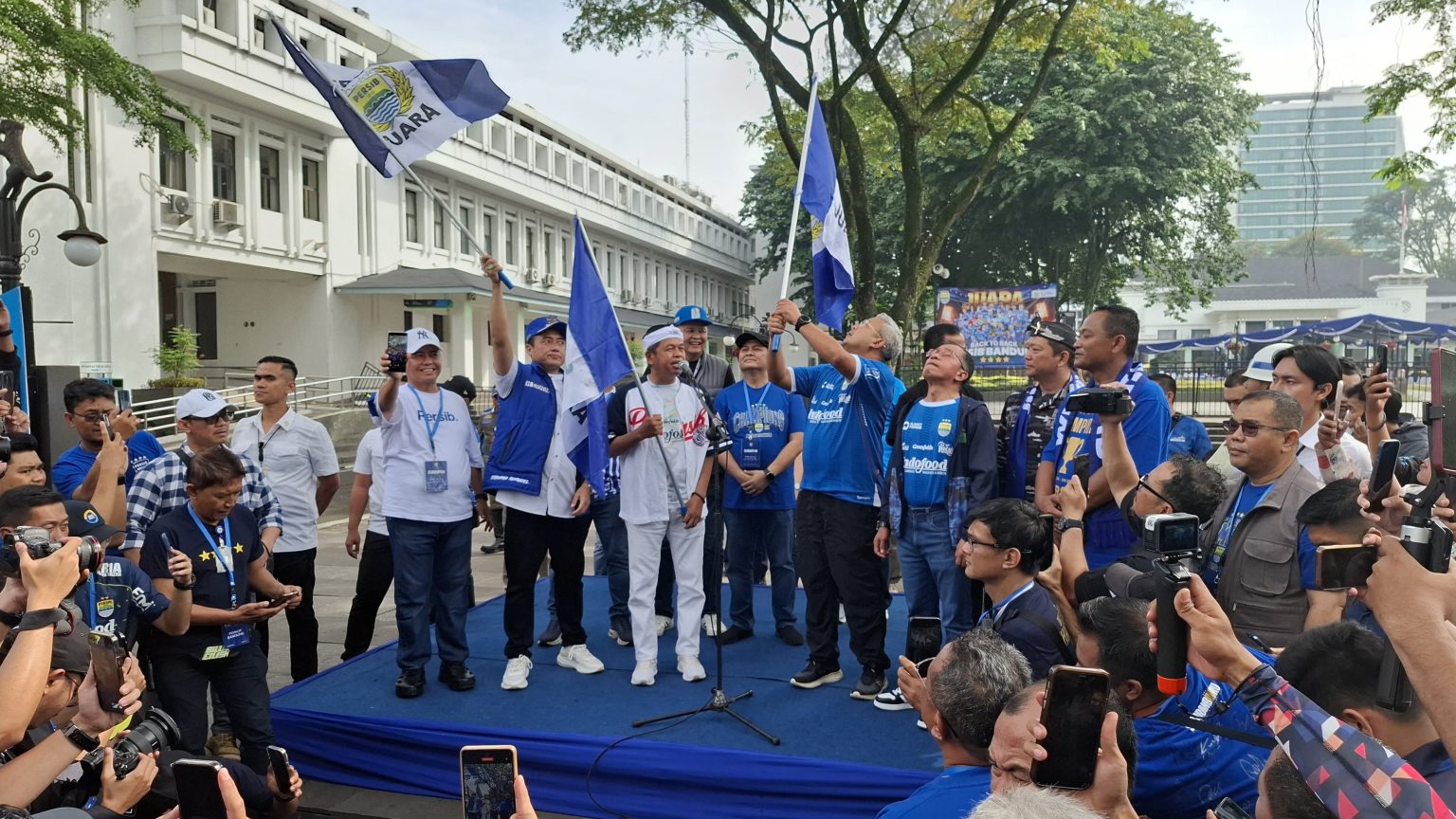 Pemerintah Provinsi Jawa Barat mendorong klub kebanggaan masyarakat, Persib Bandung, untuk tidak hanya berjaya di kancah sepak bola nasional, tetapi juga menapaki prestasi di tingkat Asia. Dorongan ini disampaikan langsung oleh Gubernur Jawa Barat, Dedi Mulyadi, dalam acara perayaan juara Liga 1 2024/2025 di Gedung Sate, Bandung, Minggu (25/5/2025).