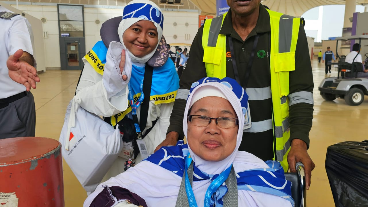 Santi dan ibunda saat tiba di Bandara King Abdulazis International, Jeddah,Arab Saudi