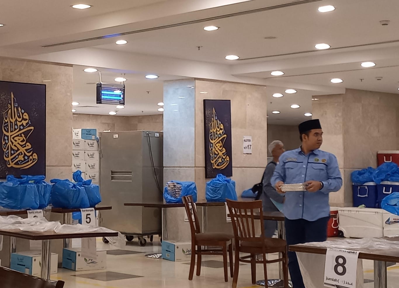 Kebutuhan konsumsi jemaah haji Indonesia selama berada di Arab Saudi tahun ini dipastikan terpenuhi dengan baik. Makanan disajikan tiga kali sehari dengan cita rasa khas Nusantara, memberikan kenyamanan sekaligus menjaga kesehatan para jemaah selama menjalankan ibadah.