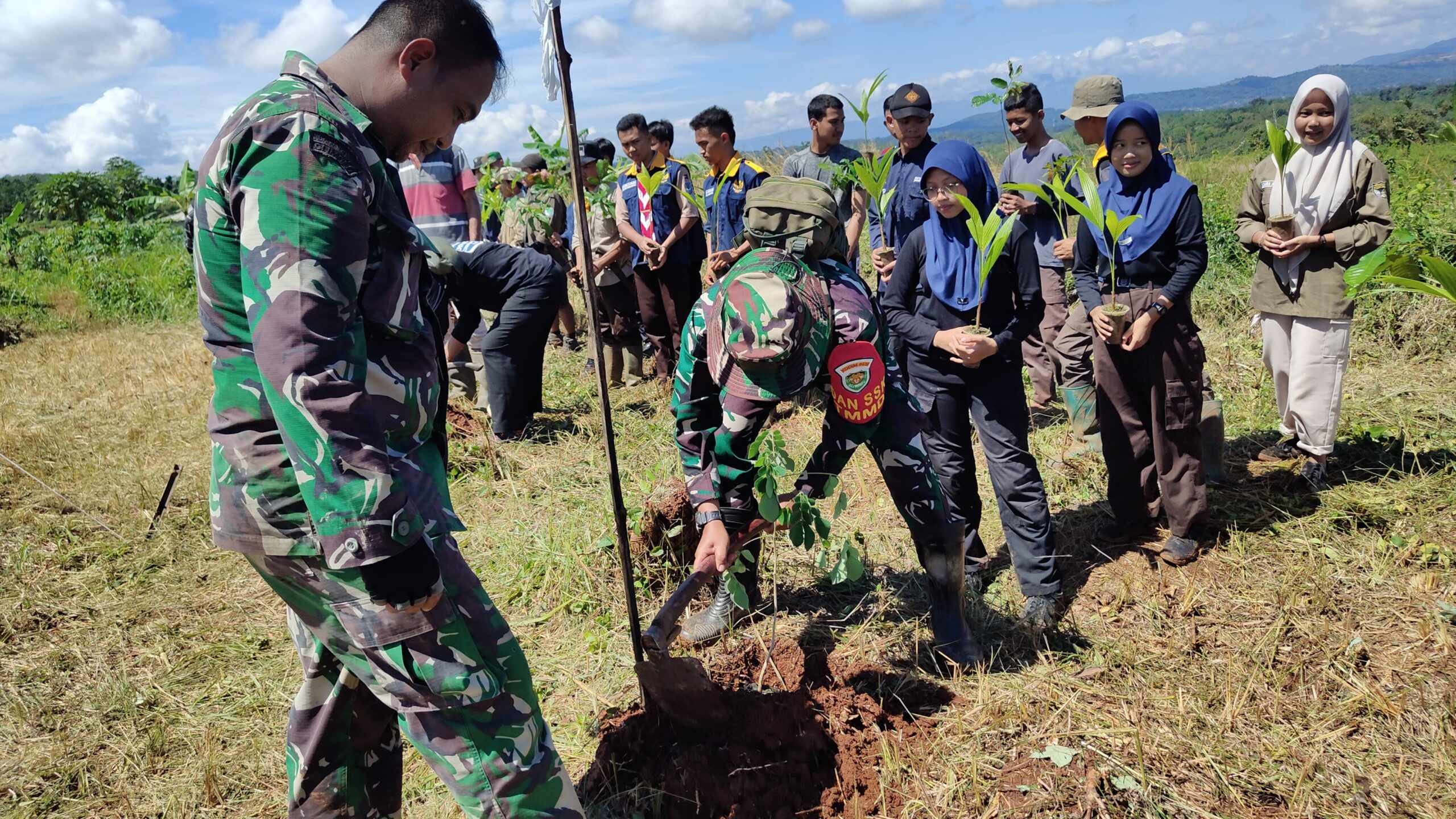 Program TNI Manunggal Membangun Desa (TMMD) ke-124 yang digelar Kodim 0610/Sumedang tidak hanya fokus pada pembangunan fisik dan nonfisik, tetapi juga turut serta dalam pelestarian lingkungan. Salah satu wujud nyatanya adalah kegiatan penanaman 400 pohon di lokasi TMMD yang berlokasi di Kecamatan Situraja.