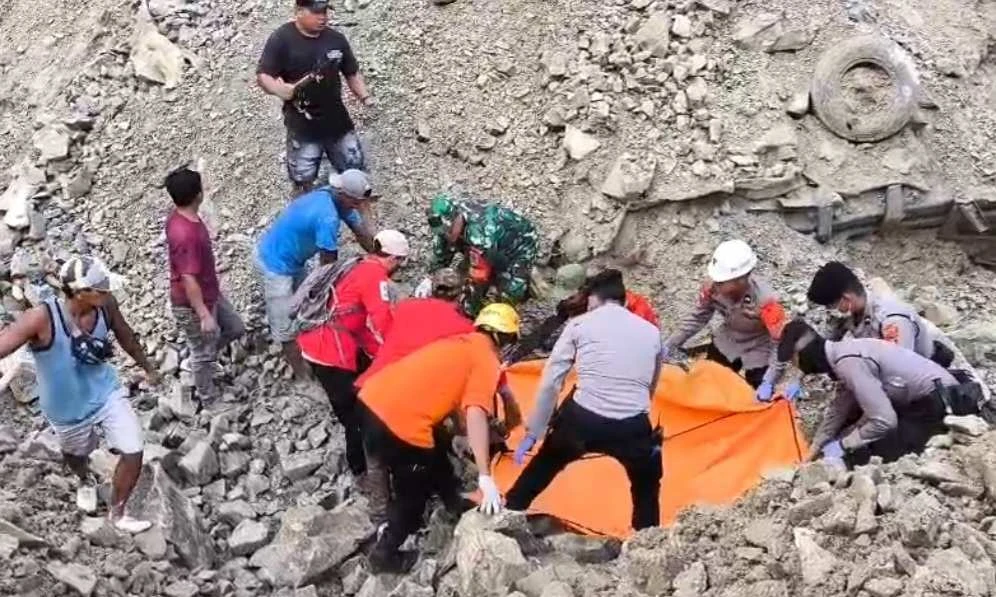 Proses evakuasi longsor di Tambang Batu Gunung Kuda Ds. Cipanas Kec. Dukupuntang Kab. Cirebon, pada Jumat (30/5/2025), mengakibatkan 20 korban, diantaranya 14 orang meninggal dunia dan 6 orang mengalami luka-luka.
