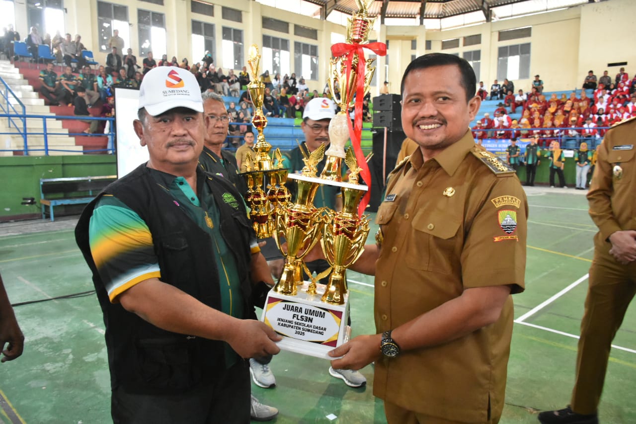 Ribuan siswa peserta Olimpiade Olahraga Siswa Nasional (O2SN) dan Festival Lomba Seni Siswa Nasional (FLS2N) tingkat SD se-Kabupaten Sumedang memadati GOR Tadjimalela pada pembukaan resmi ajang tersebut, Senin (26/5/2025).