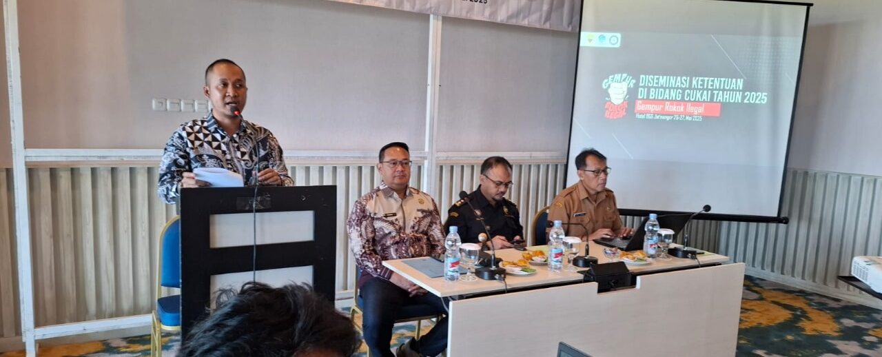 Pemerintah Kabupaten Sumedang terus menggencarkan pemberantasan rokok ilegal melalui pendekatan edukatif dan kolaboratif. Salah satu langkah konkret dilakukan melalui kegiatan Diseminasi Ketentuan di Bidang Cukai bertema “Gempur Rokok Ilegal”, yang digelar di Bandung Giri Gahana Golf & Resort, Jatinangor, Selasa (27/5/2025).