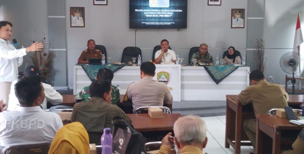 Kantor Wilayah Kementerian Hukum dan HAM Jawa Barat melalui jajaran Jabatan Fungsional Tertentu (JFT) Penyuluh Hukumnya menggelar kegiatan penyuluhan hukum bertema Perlindungan Pekerja Migran Indonesia (KP2MI) di Aula Kantor Kecamatan Paseh, Kabupaten Sumedang, Selasa (27/5/2025).