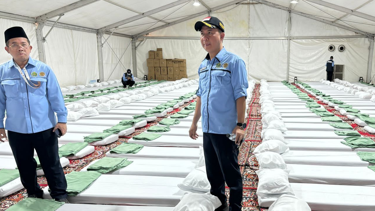 Dirjen PHU Hilman Latief didampingi Ketua PPIH Arab Saudi Muchlis Hanafi meninjau tenda Arafah, Selasa (27/5/2025).