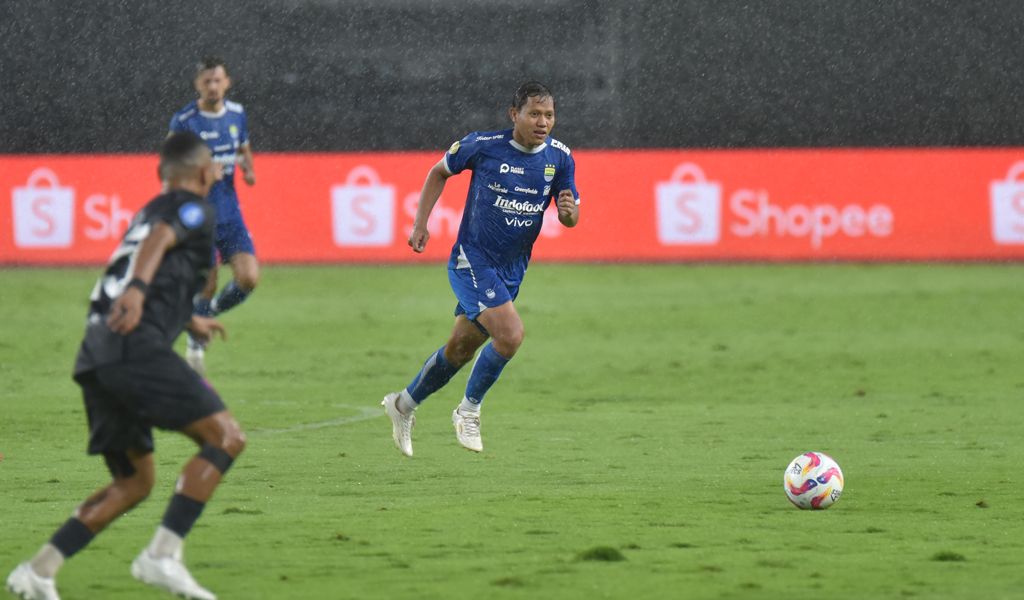 Gelandang Persib Bandung, Adam Alis Setyano, tercatat sebagai pemain dengan jumlah penampilan terbanyak untuk Maung Bandung sepanjang Liga 1 musim 2024/25.