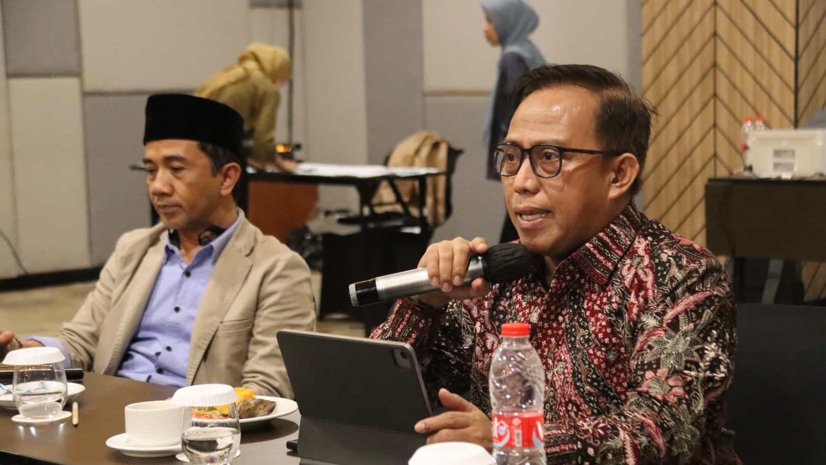 Direktur Urusan Agama Islam dan Pembinaan Syariah, Arsad Hidayat (pegang mic)
