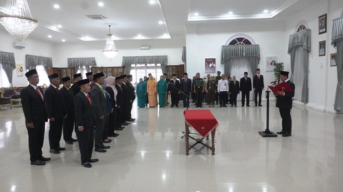 Bupati Sumedang, H. Dony Ahmad Munir, secara resmi melantik dan mengambil sumpah janji 16 orang Pejabat Pimpinan Tinggi Pratama di lingkungan Pemerintah Daerah Kabupaten Sumedang. Acara pelantikan berlangsung di Gedung Negara, Rabu (28/5/2025).