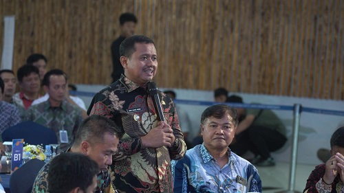 Bupati Sumedang, Dony Ahmad Munir, menghadiri Detikcom Regional Summit yang mengangkat tema “Investasi dan Pengembangan Berkelanjutan di Jantung Jawa Barat” di Bandara Internasional Jawa Barat (BIJB) Kertajati, Majalengka, Senin (19/5/2025). Forum strategis ini mempertemukan para pemangku kebijakan dari pusat dan daerah untuk membahas masa depan Kawasan Rebana, sebagai koridor ekonomi baru di Jawa Barat.