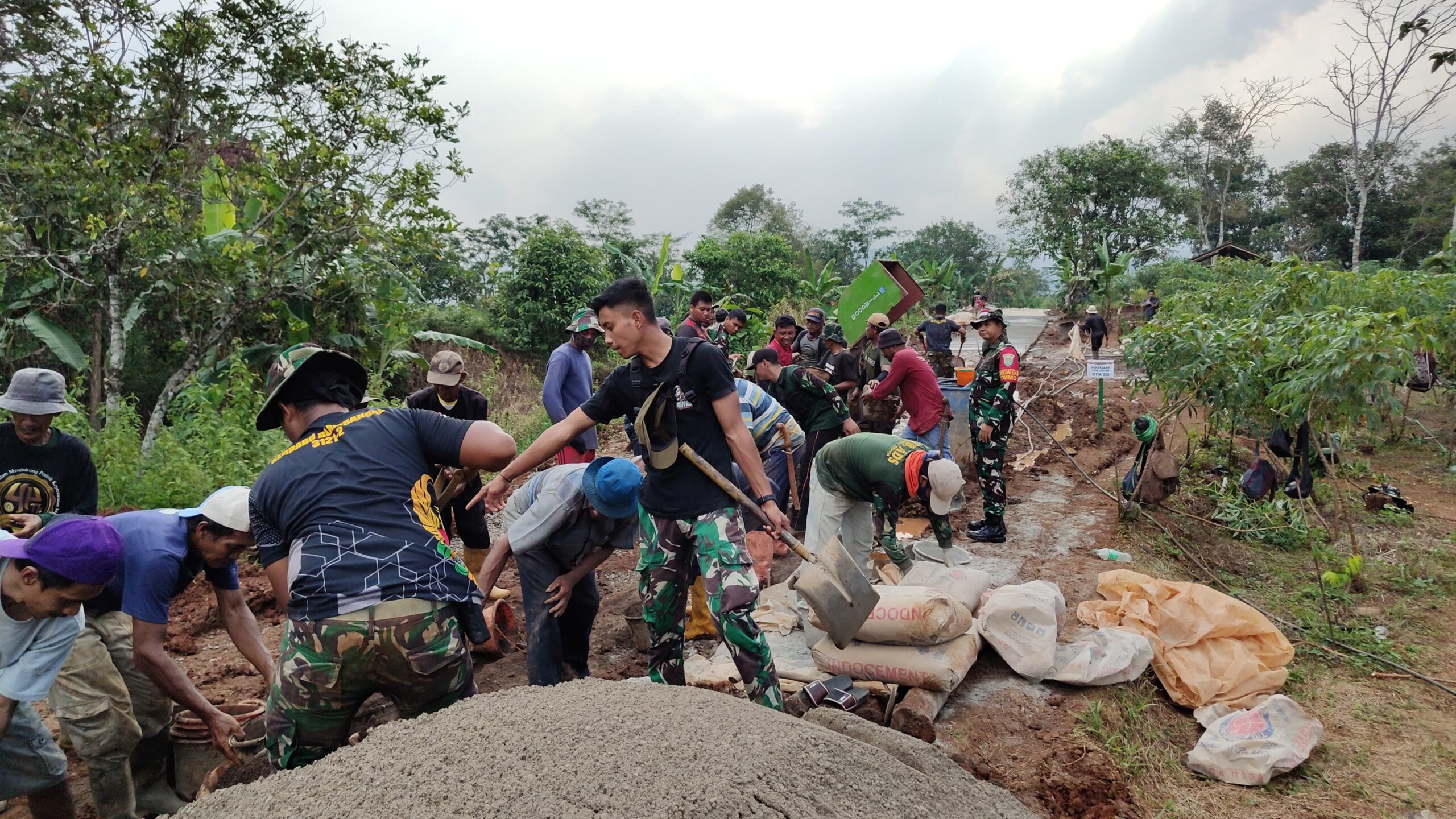 Progres pengecoran jalan dalam program TNI Manunggal Membangun Desa (TMMD) ke-124 di Desa Pamulihan, Kecamatan Situraja, Kabupaten Sumedang, menunjukkan capaian signifikan. Hingga hari ini, pengerjaan telah mencapai 75 persen.