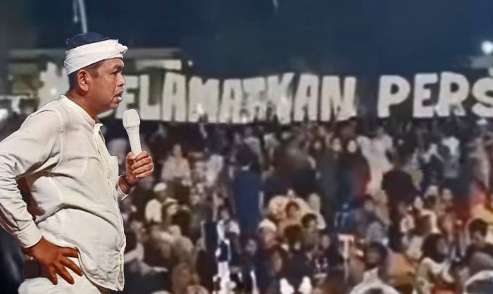 Puluhan suporter Persikas Subang diamankan aparat kepolisian setelah membentangkan spanduk bertuliskan “Selamatkan Persikas” dalam kegiatan Gubernur Jawa Barat Dedi Mulyadi (KDM) bertajuk Abdi Nagri Nganjang Ka Warga di Desa Sukamandijaya, Kecamatan Ciasem, Kabupaten Subang, Rabu (28/5/2025) malam.