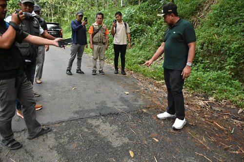 Bupati Sumedang Dony Ahmad Munir meninjau langsung kondisi ruas jalan Darmaraja-Cibugel, tepatnya di titik perbatasan Sungai Cigunung, Desa Darmajaya, Kecamatan Darmaraja, pada Minggu (18/5/2025). Peninjauan ini dilakukan sebagai bagian dari persiapan pelaksanaan perbaikan lanjutan ruas jalan kabupaten yang akan dikerjakan tahun ini.