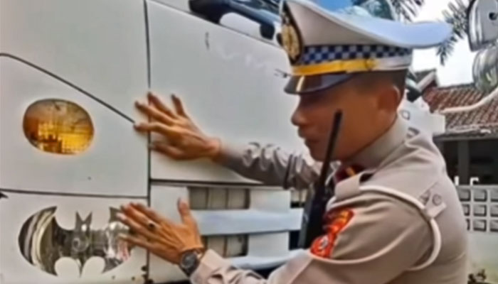 Satuan Lalu Lintas (Satlantas) Polres Sumedang menggelar kegiatan sosialisasi dan pembinaan terhadap para pengemudi serta pemilik kendaraan truk yang terindikasi melakukan pelanggaran Over Dimension dan Over Loading (ODOL). Kegiatan ini digelar di beberapa titik rawan pelanggaran sebagai bagian dari upaya menciptakan keselamatan lalu lintas di wilayah Kabupaten Sumedang.