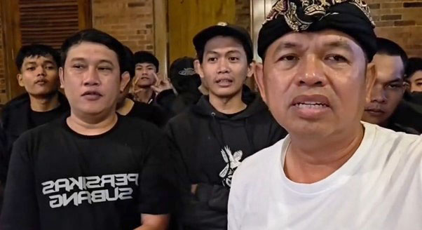 Gubernur Jawa Barat, Dedi Mulyadi saat bersama para suporter Persikas yang sempat melakukan aksi membentakan spanduk "Selamatkan Persikas" saat acara "Nganjang Ka Warga" di Kabupaten Subang.