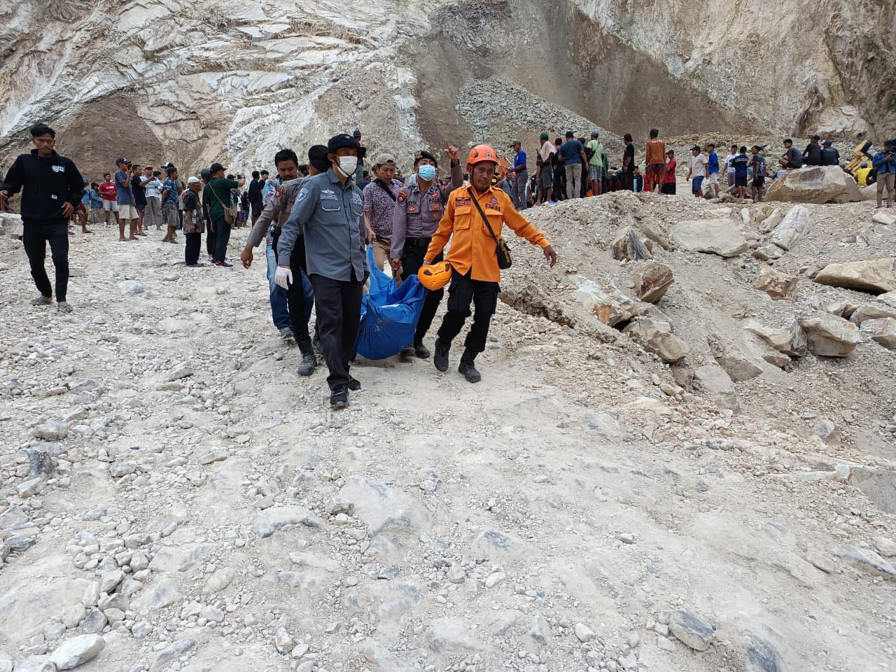 Longsor terjadi di Tambang Galian C Gunung Kuda, Desa Cipanas, Kecamatan Dukupuntang, Cirebon, Jawa Barat pada Jumat (30/5). Peristiwa yang terjadi pukul 10.00 WIB ini menyebabkan 10 orang pekerja tambang dilaporkan meninggal dunia.