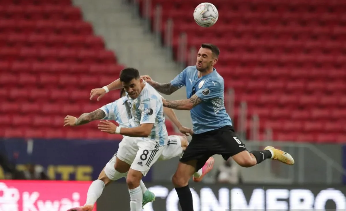 Pemain Uruguay Luis Suarez berebut bola dengan pemain Argentina Marcos Acuna pada pertandingan Copa America 2021 Grup A di Estadio Mane Garrincha, Brasilia, Brazil, sabtu (19/6/2021). Argentina unggul tipis 1-0 melalui gol Guido Rodriguez.
