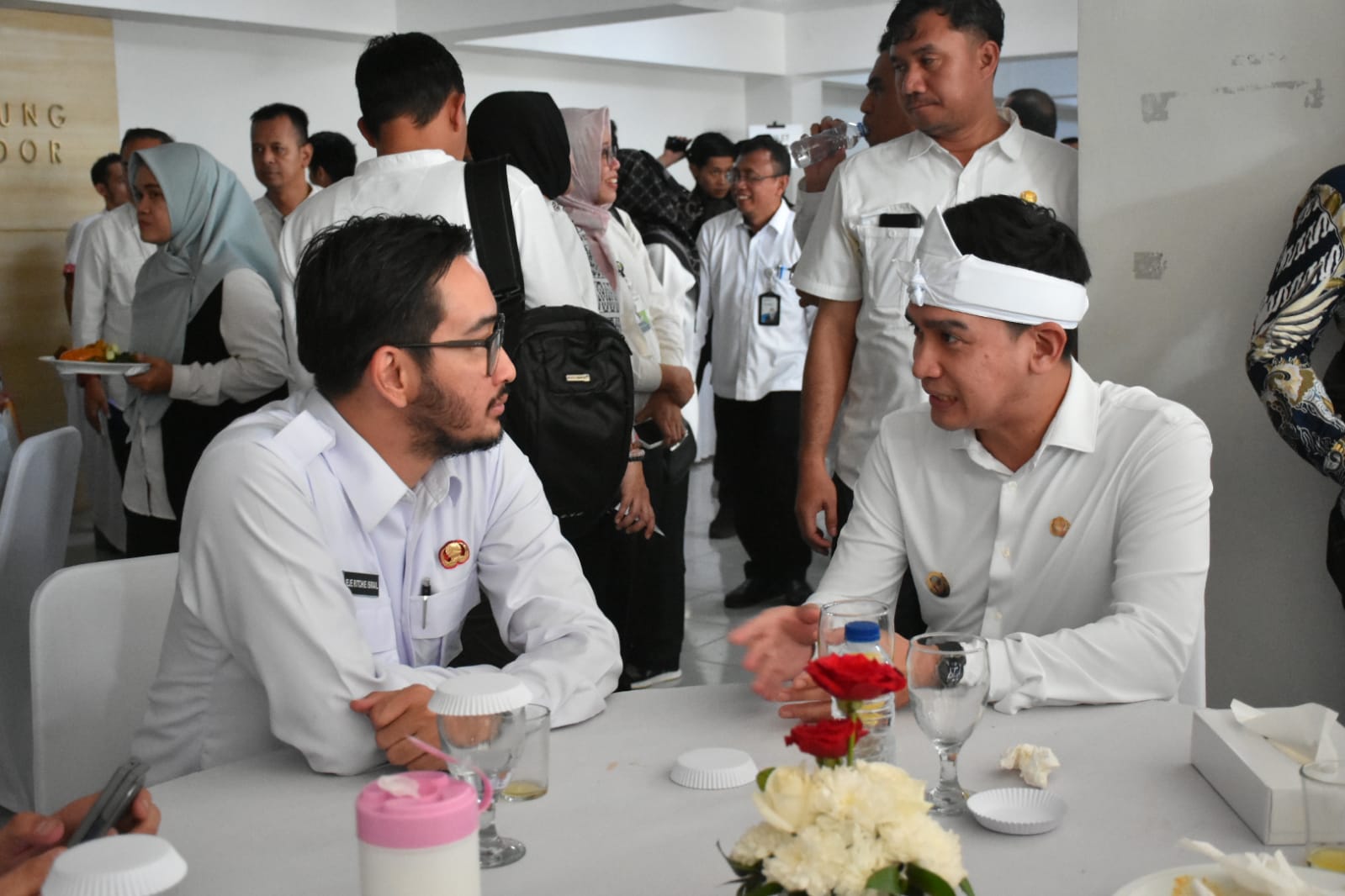 Wakil Bupati Sumedang M. Fajar Aldila menyatakan kesiapannya mendukung dan menyukseskan program pembentukan Koperasi Desa/Kelurahan Merah Putih (KMP) yang digagas Pemerintah Pusat. Hal tersebut disampaikannya saat menghadiri peluncuran program tingkat Provinsi Jawa Barat yang digelar meriah di Hall Indoor Stadion Si Jalak Harupat, Kabupaten Bandung, Kamis (15/5/2025).