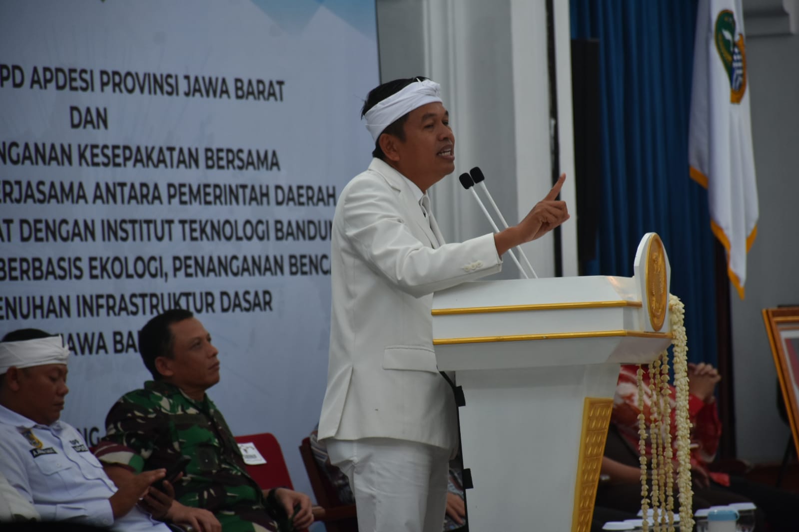 Gubernur Jawa Barat Dedi Mulyadi menyoroti pentingnya mempertahankan kearifan lokal dalam setiap langkah pembangunan.