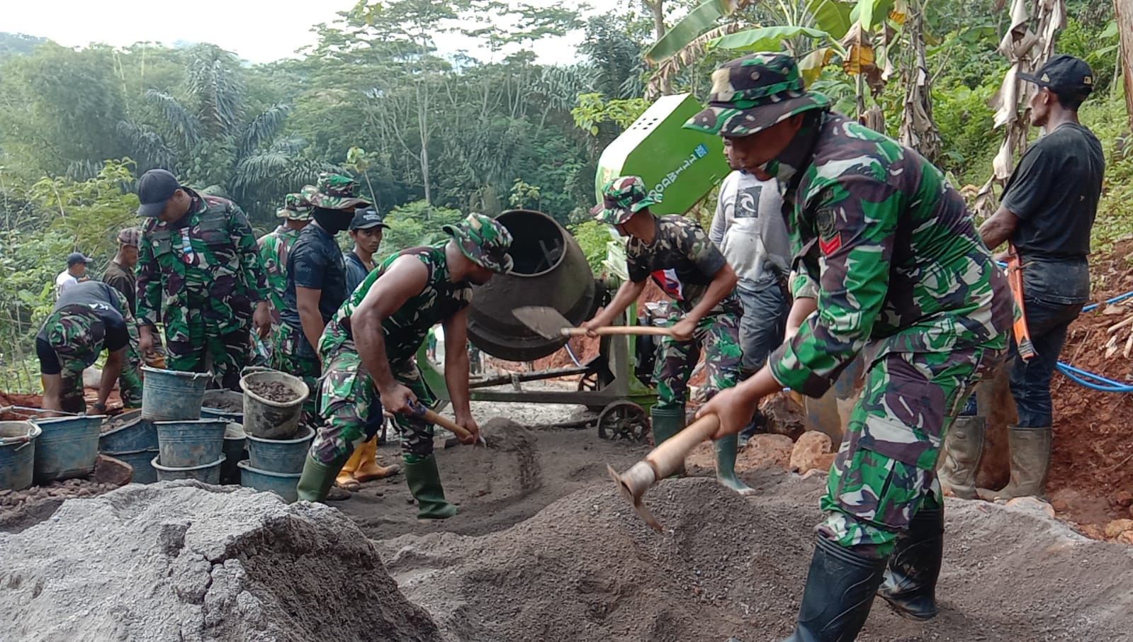Kebersamaan antara TNI dan masyarakat dalam kegiatan ini menjadi wujud nyata semangat membangun dari desa, untuk mendukung pemerataan infrastruktur hingga pelosok. Pengecoran jalan tersebut diharapkan dapat meningkatkan aksesibilitas, mempercepat roda perekonomian, serta membuka peluang kemajuan bagi warga desa.