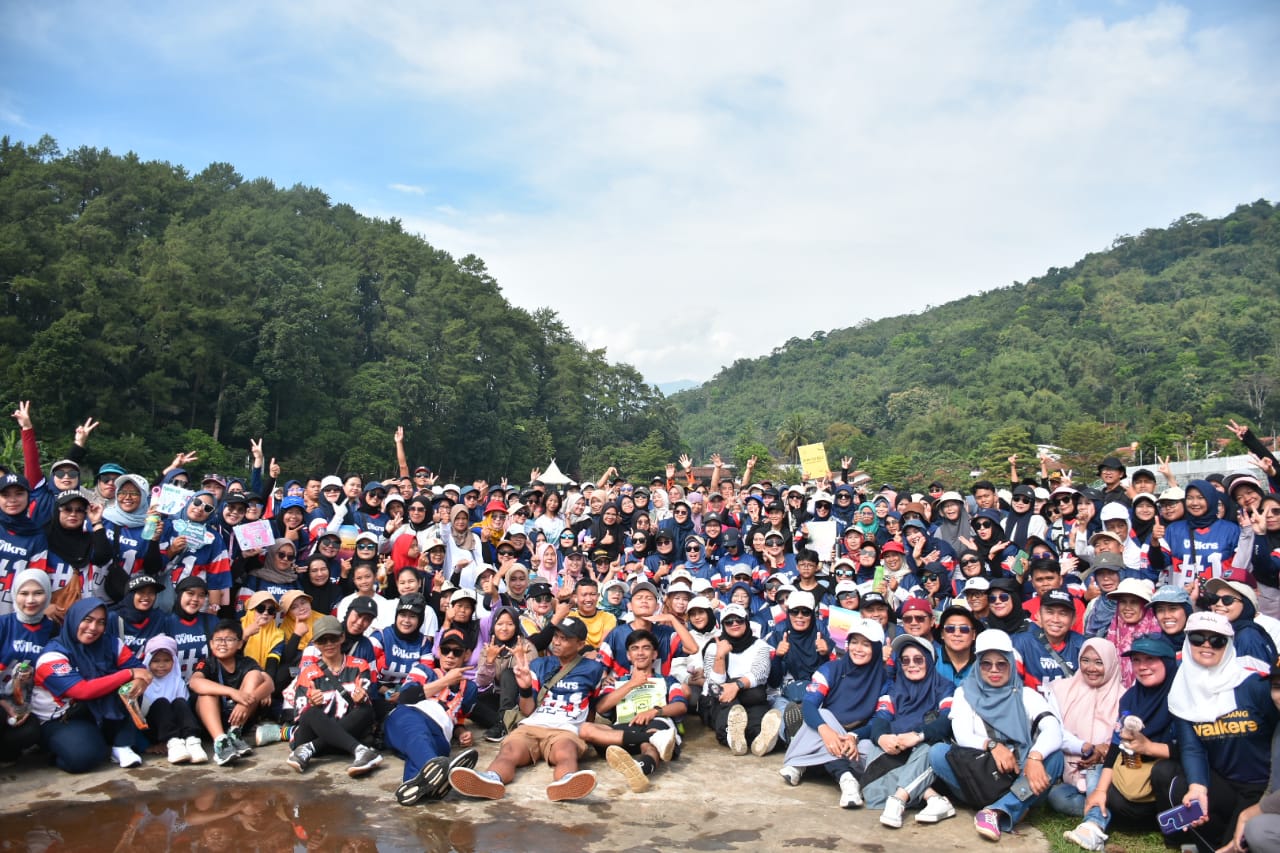 Ribuan peserta memadati kawasan Pusat Pemerintahan Sumedang (PPS) untuk mengikuti kegiatan jalan santai bersama komunitas "Sumedang Walkers", Sabtu (3/5/2025). Kegiatan ini merupakan bagian dari rangkaian program Sumedang Sehat dalam rangka memperingati Hari Jadi Sumedang (HJS) ke-447.