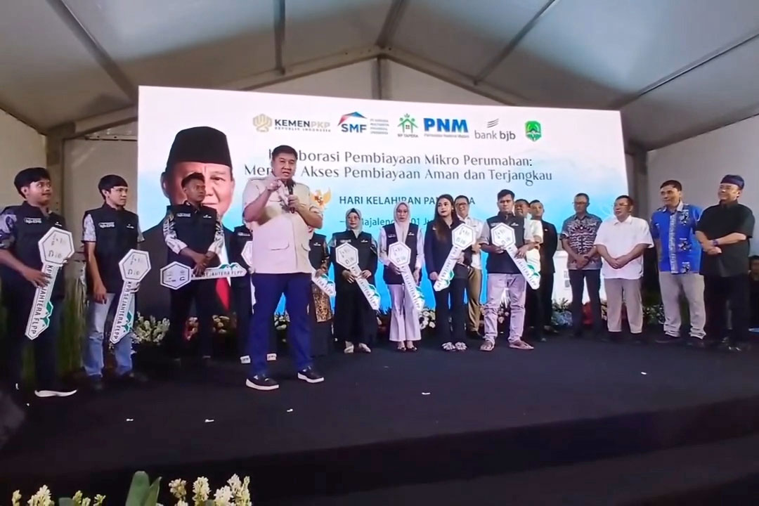 Menteri Perumahan dan Kawasan Permukiman (PKP) Republik Indonesia, Maruarar Sirait, menegaskan komitmen pemerintah dalam memberantas praktik rentenir yang merugikan masyarakat, khususnya di Kabupaten Majalengka. Hal ini disampaikan Ngariung Asik Bareng Bang Ara di Alun-alun Majalengka. Minggu, 1 Juni 2025.