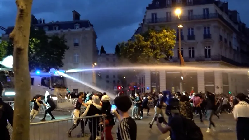 Bentrokan polisi Paris dengan penggemar sepak bola pasca kemenangan PSG