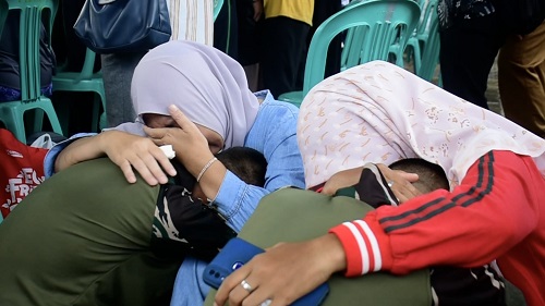 Suasana penuh haru menyelimuti halaman Markas Kodim 0610/Sumedang pada Senin (2/6/2025). Sebanyak 40 anak peserta Pembinaan Karakter dan Wawasan Kebangsaan akhirnya kembali ke pelukan orang tua mereka setelah hampir satu bulan penuh menjalani pelatihan yang membentuk disiplin, akhlak, dan cinta tanah air.