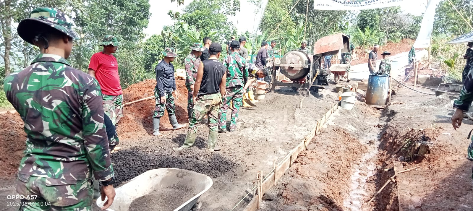 Program TNI Manunggal Membangun Desa (TMMD) ke-124 Kodim 0610/Sumedang di Desa Pamulihan, Kecamatan Sitiraja, kini memasuki tahap finishing pada seluruh sasaran fisik. Para personel TNI bersama masyarakat setempat terus bekerja ekstra untuk memastikan seluruh pembangunan selesai tepat waktu, sesuai jadwal yang telah ditentukan. Senin (02/06/2025).