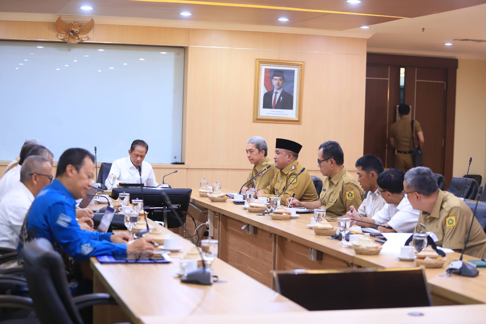 Bupati Bogor, Rudy Susmanto, melakukan pertemuan dengan Menteri Lingkungan Hidup dan Kehutanan (LHK) untuk membahas langkah strategis pengelolaan sampah di Tempat Pembuangan Akhir (TPA) Galuga, Senin (2/6/2025).