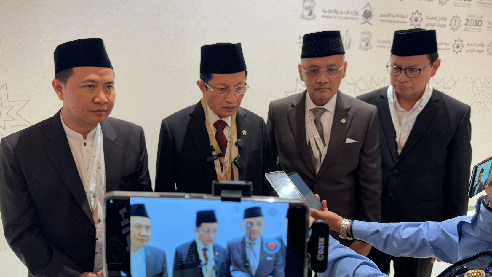 Menteri Agama Nasaruddin Umar mengimbau jemaah haji Indonesia untuk menjaga kesehatan dan mematuhi seluruh aturan yang ditetapkan Pemerintah Arab Saudi, terutama menjelang fase puncak ibadah haji di Arafah, Muzdalifah, dan Mina (Armuzna)