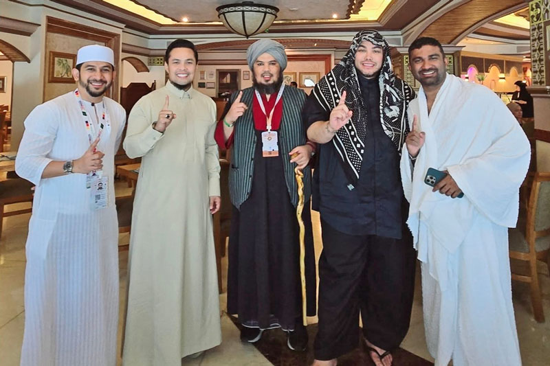 Okta Wirawan dan Ivan Gunawan berbagi momen spiritual di Tanah Suci, bertemu dengan Ustadz Derry Sulaiman dan sahabat dari Malaysia. Pesan inspirasi tentang dakwah dan kebaikan kecil yang membuka pintu hidayah.