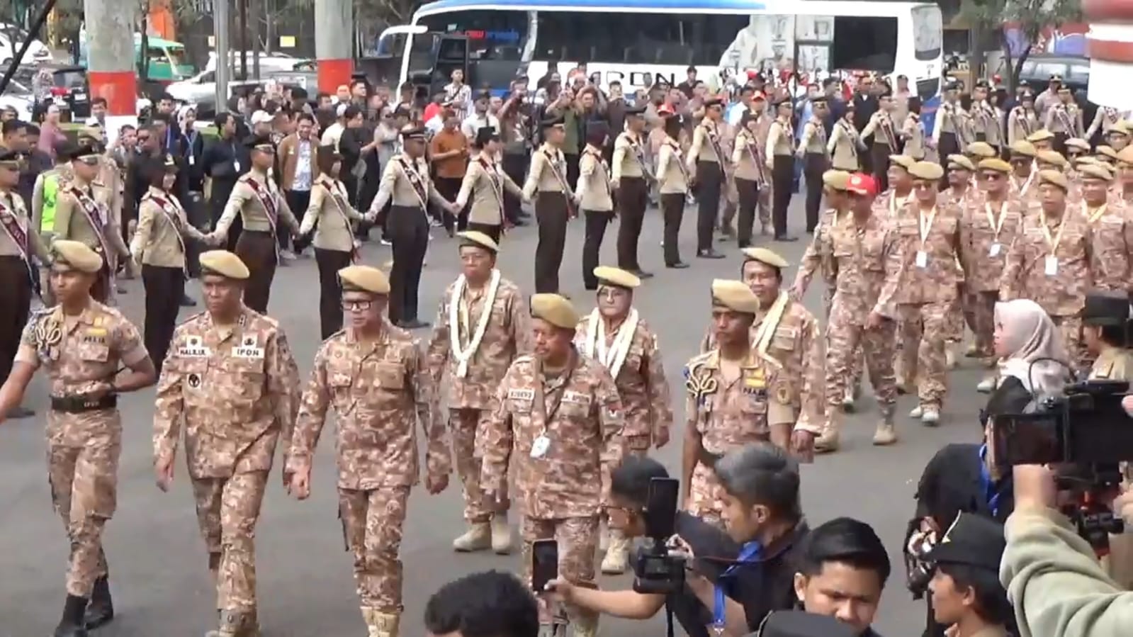 Sebanyak 86 kepala daerah dari seluruh Indonesia tiba di Kampus Institut Pemerintahan Dalam Negeri (IPDN) Jatinangor, Kabupaten Sumedang, Jawa Barat, Minggu siang (22/6), untuk mengikuti Retret Kepala Daerah Gelombang Kedua yang digelar oleh Kementerian Dalam Negeri (Kemendagri).