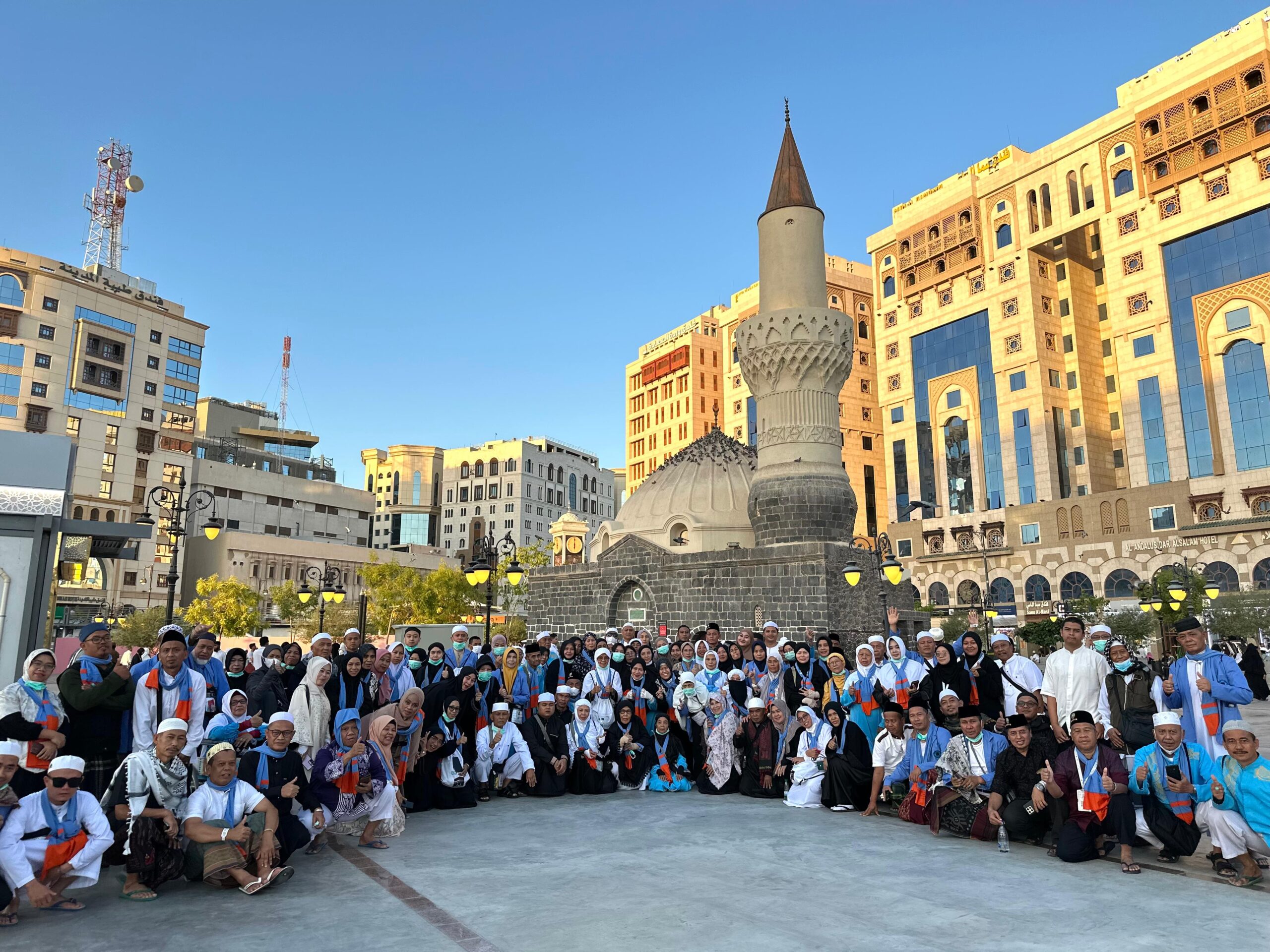 Jemaah haji asal Kabupaten Sumedang yang tergabung dalam KBIHU Al-Multazam Tanjungsari kembali memperkaya perjalanan spiritual mereka dengan melaksanakan ziarah ke lokasi-lokasi bersejarah di sekitar Masjid Nabawi, Madinah, pada Kamis, 26 Juni 2025.