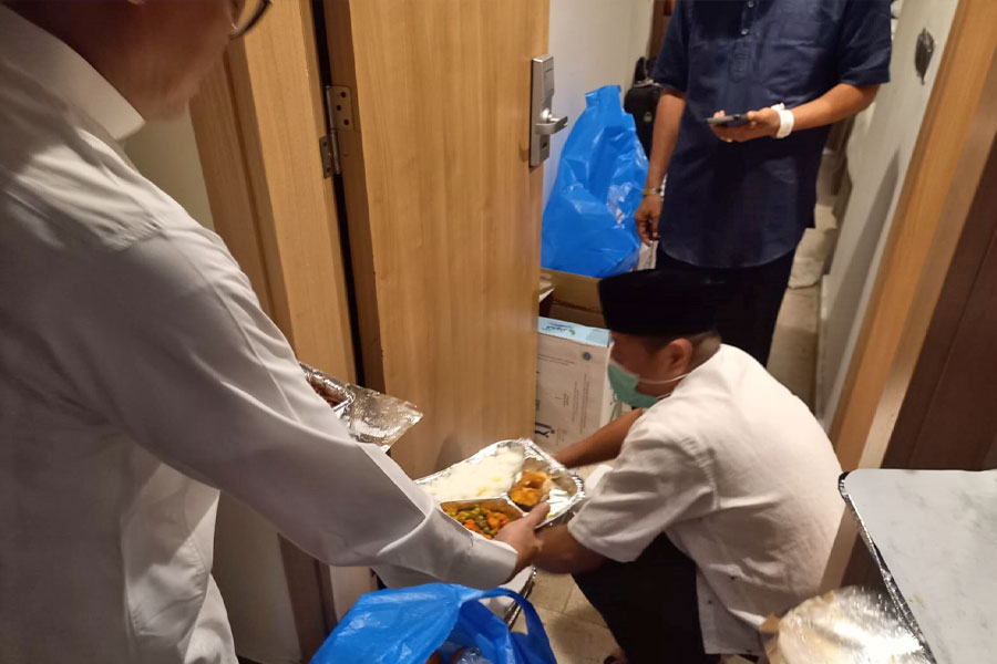 Jemaah haji asal Sumedang memprotes kualitas dan variasi makanan yang diduga berulang pada menu pagi dan siang. Mereka berharap ada perbaikan agar kebutuhan nutrisi tetap terjaga.