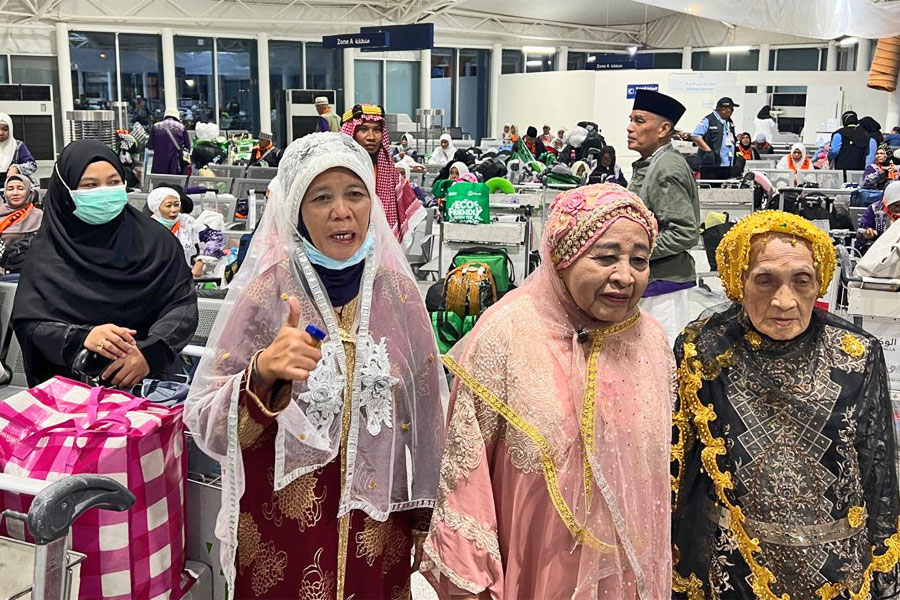 Jemaah kloter 1 embarkasi Makassar (UPG 01) bersiap kembali ke tanah air dari Bandara AMAA Madinah, Rabu (11/6/2025)