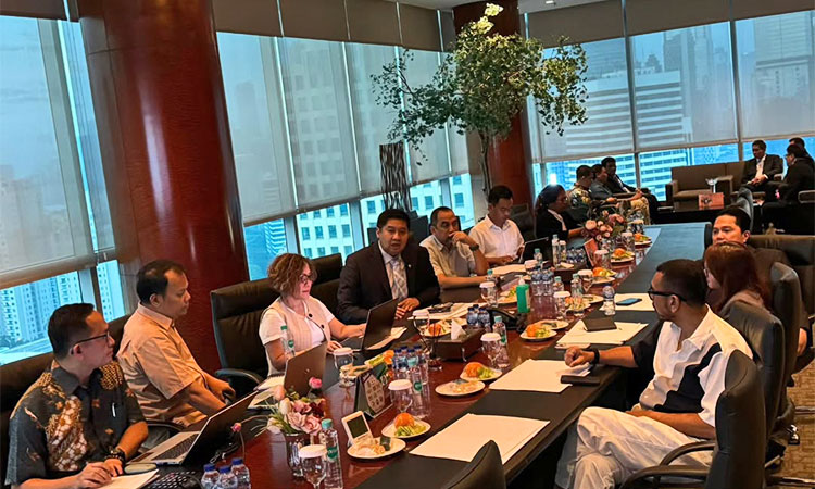 Ketua Steering Committee Piala Presiden 2025, Maruarar Sirait, saat menggelar rapat dengan Ketua Umum PSSI, ErickThohir terkait persiapan Turnamen Sepakbola Piala Presiden 2025.