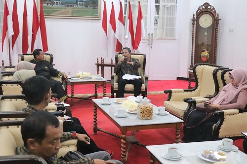 Bupati Sumedang, Dony Ahmad Munir, menantang Dinas Perikanan dan Peternakan (Diskanak) untuk menciptakan aplikasi digital yang memuat data lengkap populasi ternak berkaki empat seperti sapi, kambing, dan domba. Hal itu disampaikannya saat menerima silaturahmi jajaran Diskanak dan petugas inseminasi buatan (IB) di Gedung Negara, Kamis (12/6/2025).