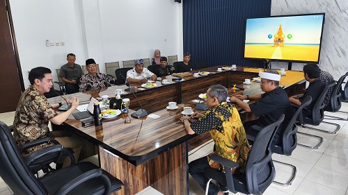 Wakil Bupati Fajar Aldila menerima audiensi sekaligus silaturahmi bersama jajaran Yayasan Juru Kunci Sumedang (YJKS) di Ruang Rapat Wakil Bupati, Kamis (12/6/2025).
