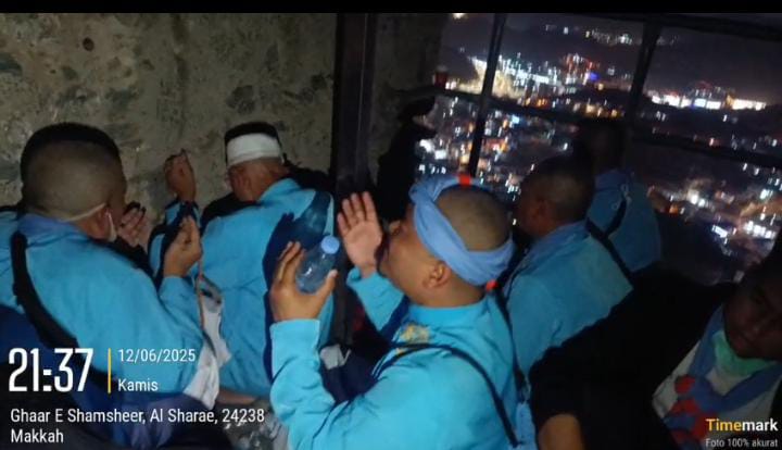 Ratusan jemaah haji KBIHU Al-Multazam Sumedang melakukan ziarah spiritual ke Gua Hira, Makkah. Kegiatan dipimpin KH Asep Fuad Adnan sebagai bentuk refleksi iman.