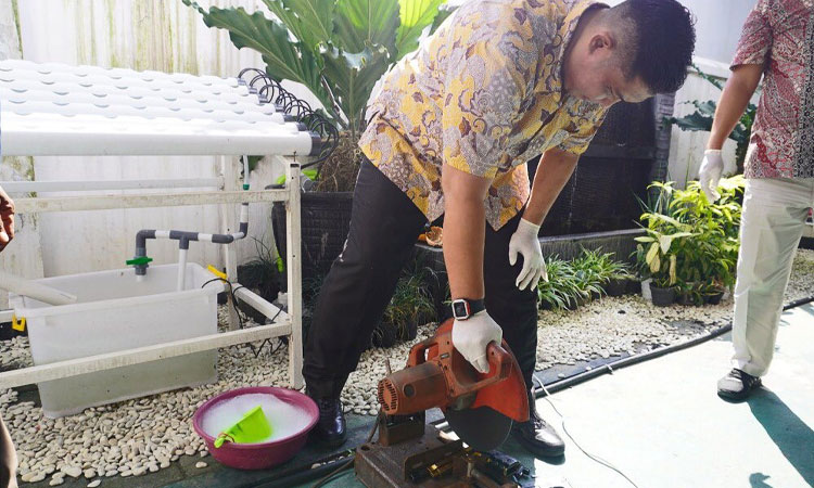 Pemusnahan barang bukti oleh Kejari Sumedang di Kantor Kejari Sumedang. Jumat, 13 Juni 2025.