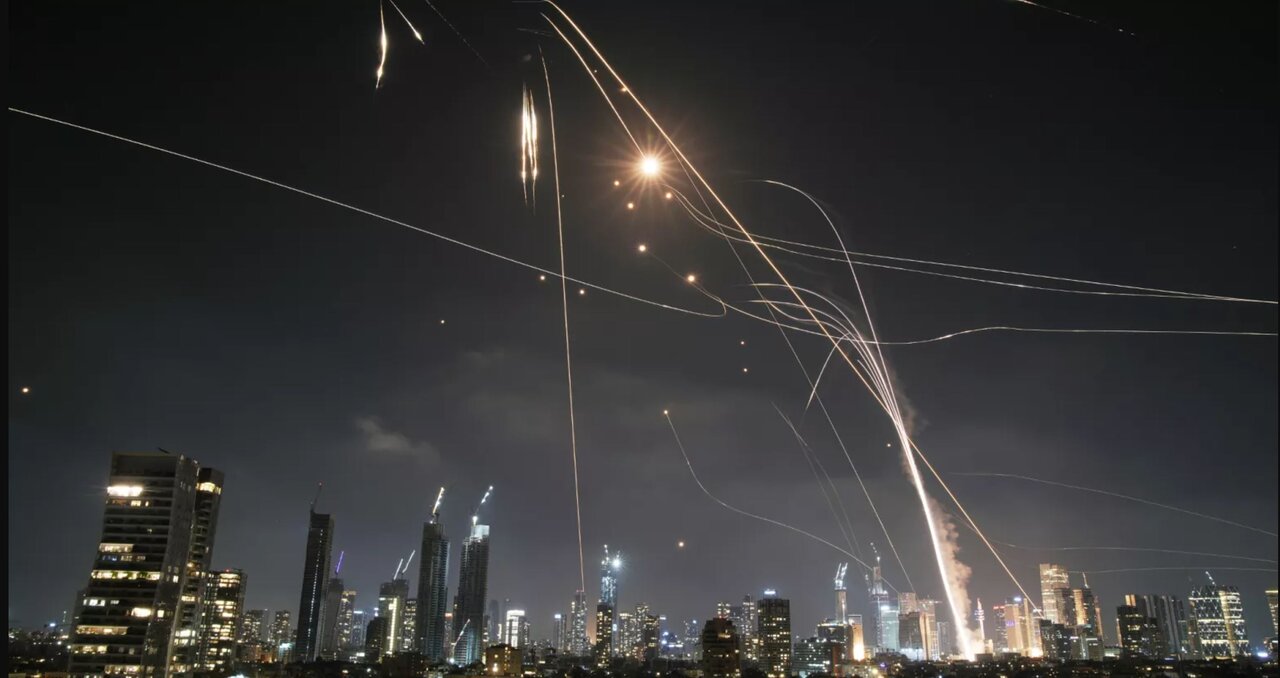 Korps Garda Revolusi Islam Iran (IRGC) meluncurkan sejumlah gelombang serangan rudal balistik ke wilayah pendudukan pada Jumat malam.