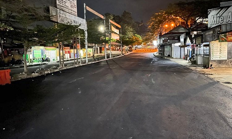 Tim Unit Reaksi Cepat (URC) Dinas PUTR Sumedang melakukan perbaikan jalan rusak berlubang yang menghubungkan Jalan Raya Jatinangor ke Jalan Ir. Sukarno, Jumat (13/6/2025).