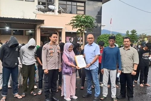 Polres Sumedang menunjukkan ketegasan dalam menangani kasus tawuran pelajar yang terjadi di jalan atas Cadas Pangeran pada Kamis (12/6/2025). Delapan tersangka telah ditetapkan dan ditahan di ruang tahanan Mapolres Sumedang setelah melalui proses pemeriksaan.